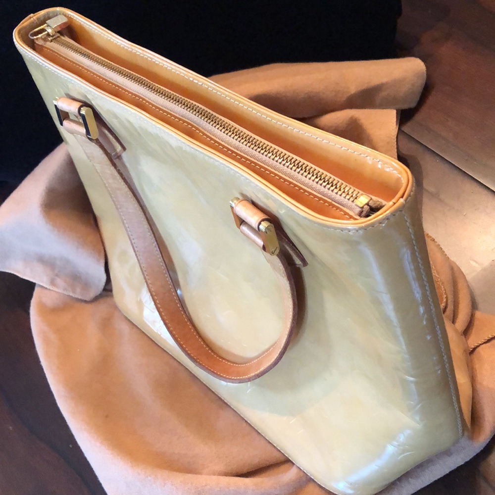 🌟Louis Vuitton VERNIS gold embossed logo patent leather + logo dust storage bag